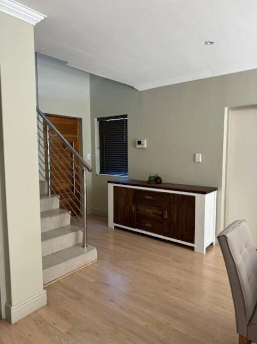 Luxury Townhouse In Stellenbosch Central Екстериор снимка