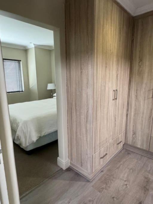 Luxury Townhouse In Stellenbosch Central Екстериор снимка
