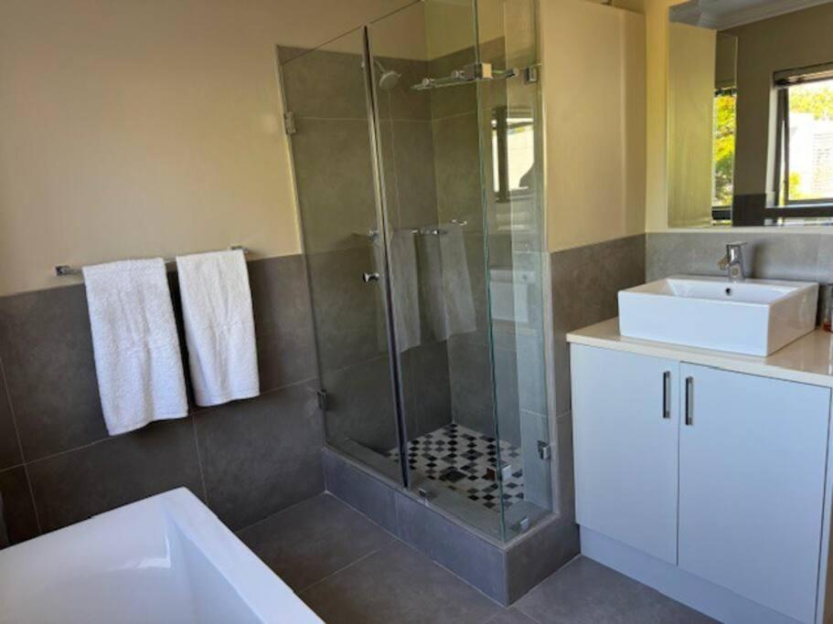 Luxury Townhouse In Stellenbosch Central Екстериор снимка